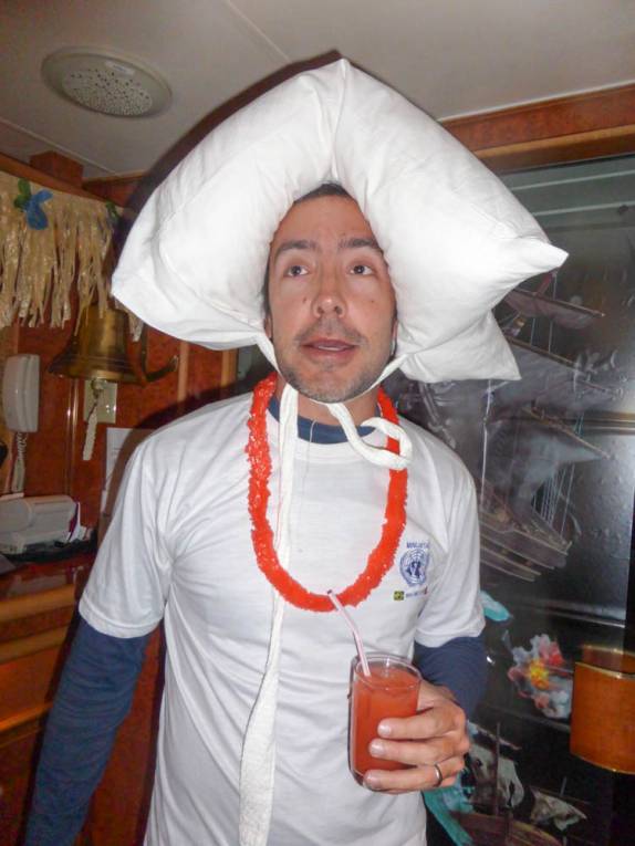 Rodrigo fantasiado de iceberg na festa da fantasia a bordo do Sea Spirit, a caminho da Antártida